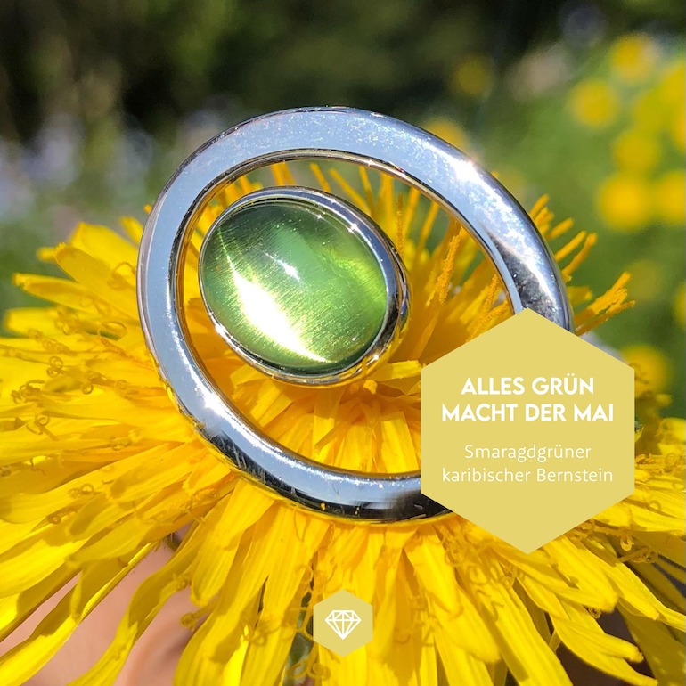 Schmuck welcher auf Blumen Liegt